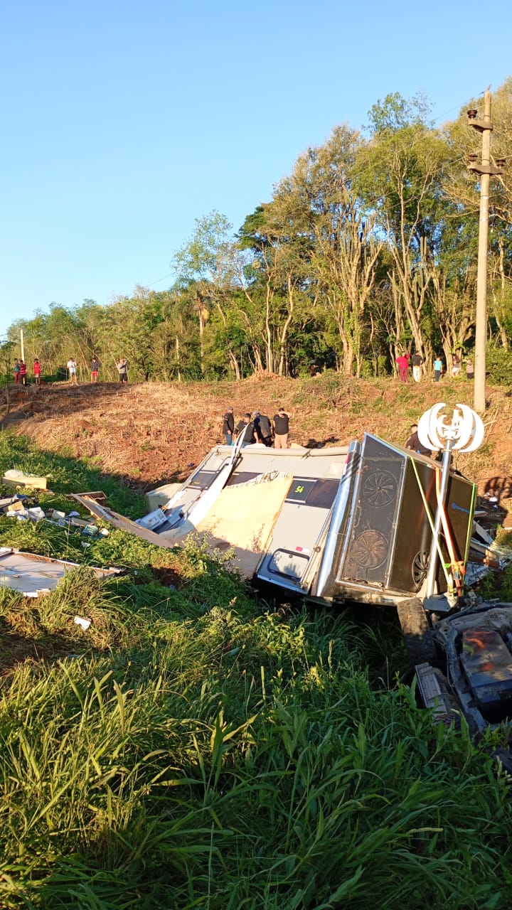 Una camioneta con casa rodante despistó en la Ruta 12 y una mujer resultó herida 2